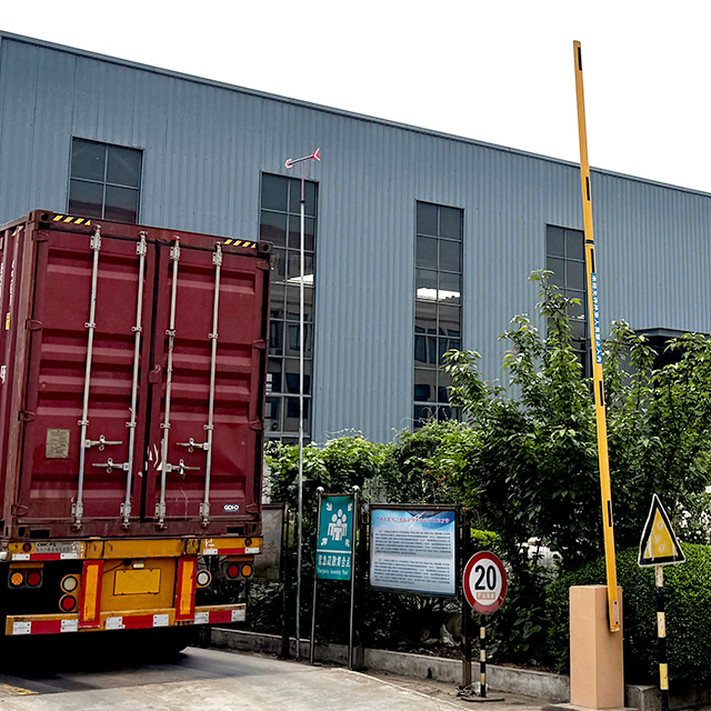 Linyi Zhonghe Import and Export Co., Ltd. ofrece con éxito la primera línea de producción inteligente de muebles de alta gama con una capacidad anual de 100,000 metros cúbicos en China